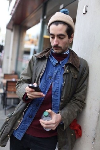 С чем носить темно-красный свитер с круглым вырезом мужчине