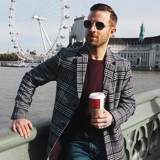 С чем носить темно-красный свитер с круглым вырезом мужчине