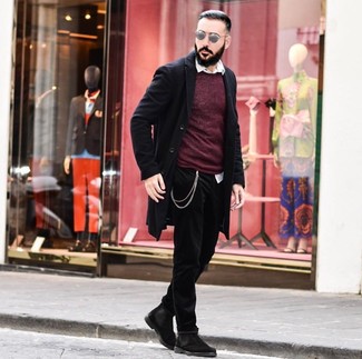 С чем носить темно-красный свитер с круглым вырезом мужчине