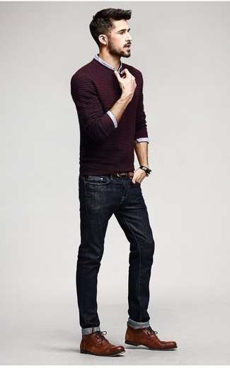 С чем носить темно-красный свитер с круглым вырезом мужчине