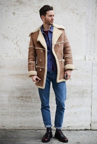 С чем носить темно-красный свитер с круглым вырезом мужчине