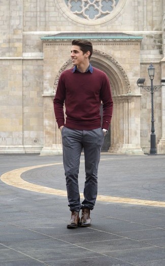 С чем носить темно-красный свитер с круглым вырезом мужчине