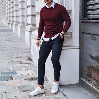 С чем носить темно-красный свитер с круглым вырезом мужчине
