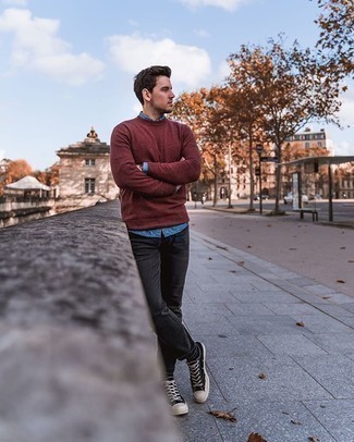 С чем носить темно-красный свитер с круглым вырезом мужчине
