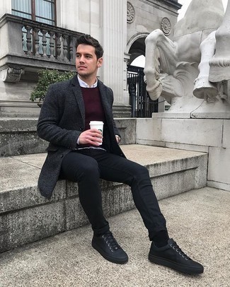 С чем носить темно-красный свитер с круглым вырезом мужчине