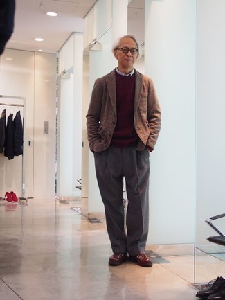 Какие рабочие ботинки носить с темно-красным свитером с круглым вырезом мужчине