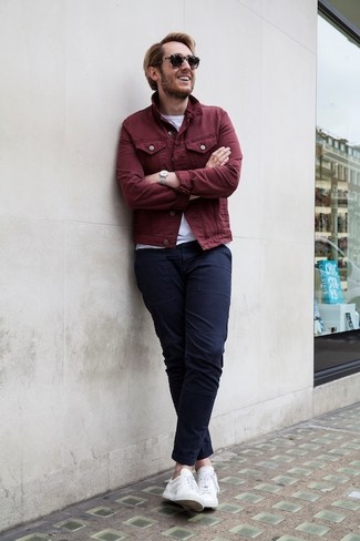 С чем носить темно-красную джинсовую куртку мужчине
