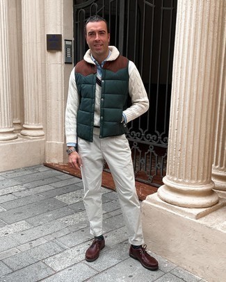 Какие куртки без рукавов носить с темно-красными ботинками дезертами