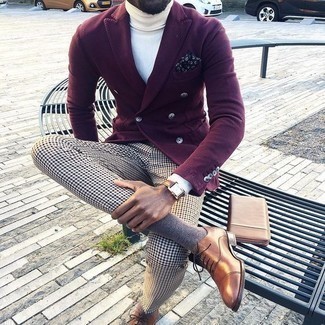 Какие водолазки носить с темно-красным двубортным пиджаком мужчине