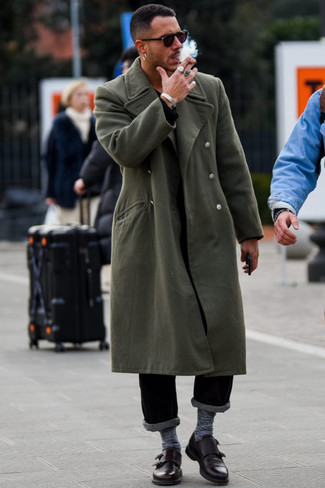 Какие брюки чинос носить с темно-красными монками с двумя ремешками