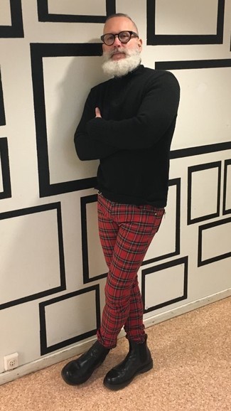 С чем носить темно-красные классические брюки мужчине