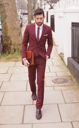 С чем носить темно-красные классические брюки мужчине