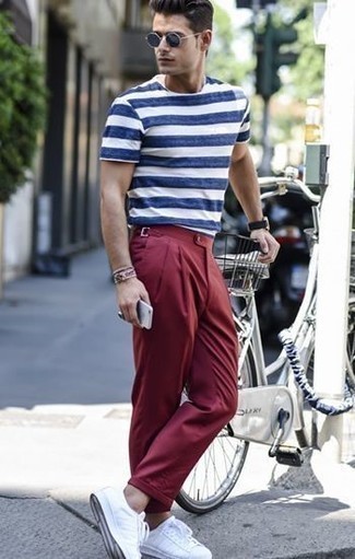 С чем носить темно-красные классические брюки мужчине