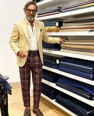 С чем носить темно-красные классические брюки мужчине