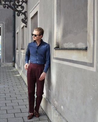 С чем носить темно-красные классические брюки мужчине