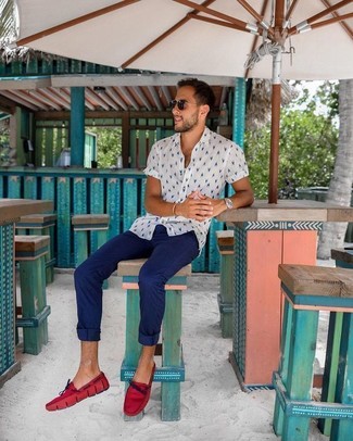 С чем носить темно-красные мокасины мужчине