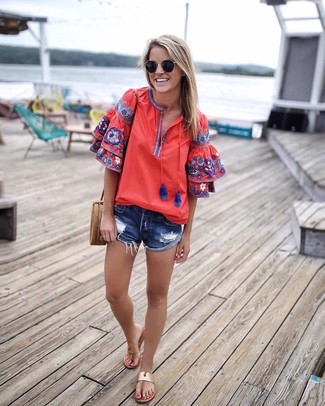 С чем носить темно-красную блузку с вышивкой