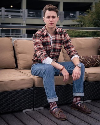 С чем носить темно-красные носки с жаккардовым узором мужчине