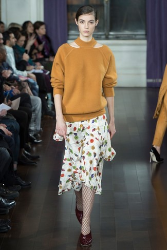 С чем носить темно-красные колготки в крупную сеточку