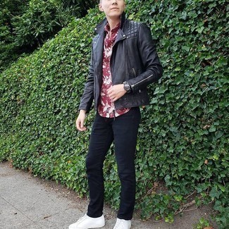 С чем носить темно-красную рубашку с цветочным принтом мужчине