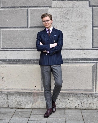 С чем носить темно-красный галстук с цветочным принтом мужчине