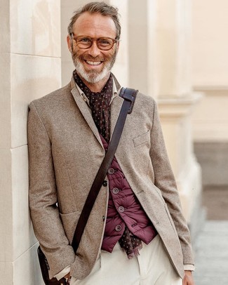 Какие брюки чинос носить с темно-красной курткой без рукавов