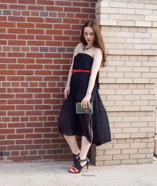 С чем носить темно-красные босоножки на каблуке