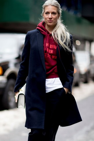 Какое пальто носить с темно-красным худи женщине