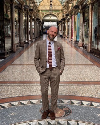 С чем носить темно-красный галстук в горизонтальную полоску мужчине