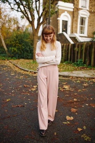 С чем носить темно-красные туфли на шнуровке женщине