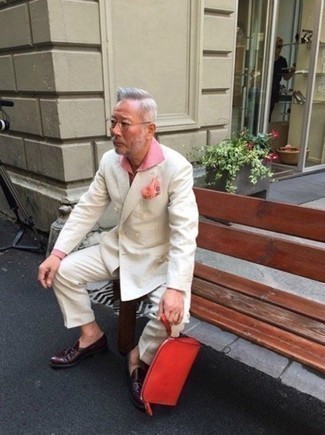 С чем носить темно-красную кожаную сумку мужчине