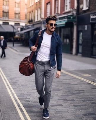 С чем носить темно-красную кожаную сумку мужчине