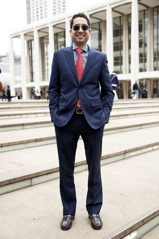 С чем носить темно-красный кожаный ремень мужчине