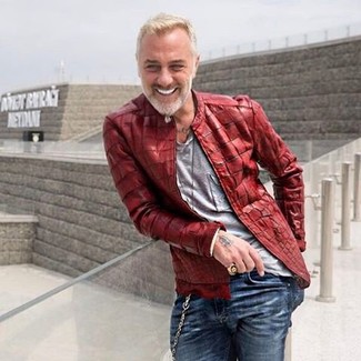 С чем носить темно-красный кожаный бомбер мужчине