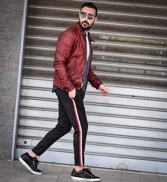 С чем носить темно-красный кожаный бомбер мужчине