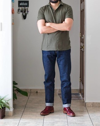 С чем носить темно-красные кожаные повседневные ботинки мужчине