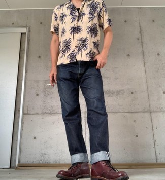 С чем носить темно-красные кожаные повседневные ботинки мужчине