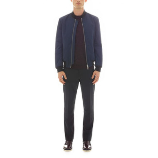 С чем носить темно-красные кожаные ботинки челси мужчине