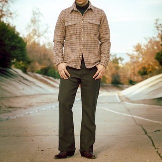 С чем носить темно-красные кожаные ботинки челси мужчине