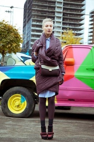 С чем носить темно-красные кожаные перчатки женщине