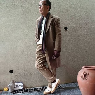 С чем носить темно-красные кожаные перчатки мужчине