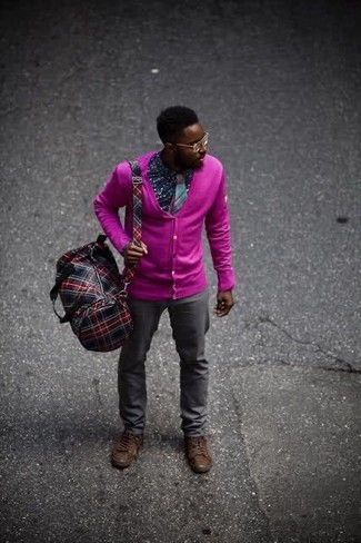 С чем носить темно-красную кожаную дорожную сумку мужчине