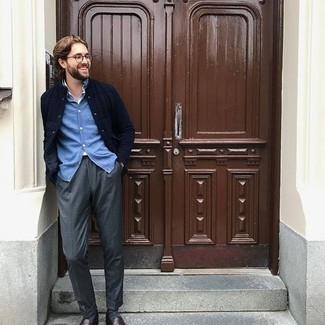 С чем носить темно-красные кожаные лоферы мужчине