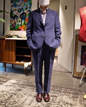 С чем носить темно-красные кожаные лоферы мужчине