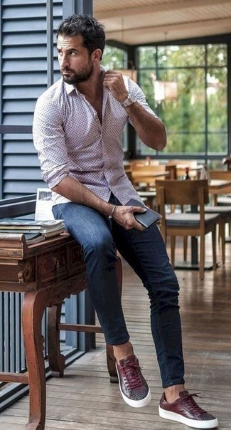 С чем носить темно-красные кожаные кеды мужчине