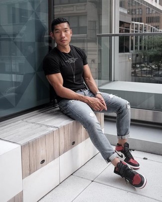 С чем носить темно-красные кожаные кеды мужчине