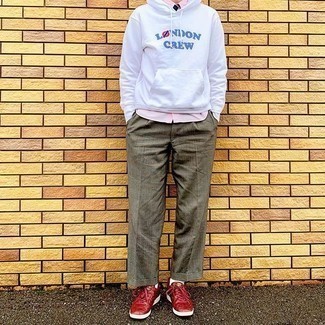 С чем носить темно-красные кожаные кеды мужчине