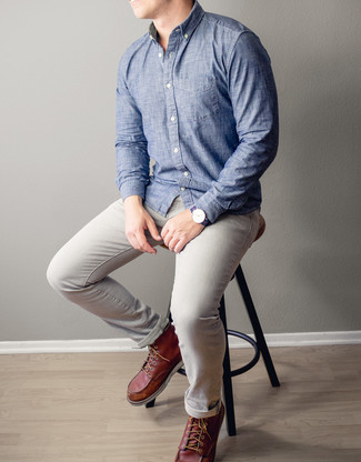 С чем носить темно-красные кожаные рабочие ботинки мужчине