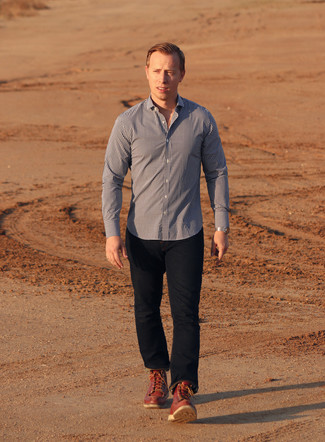 С чем носить темно-красные кожаные рабочие ботинки мужчине