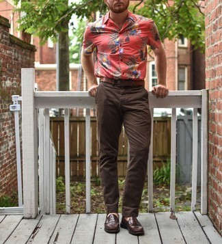 Какие брюки чинос носить с темно-красными лоферами